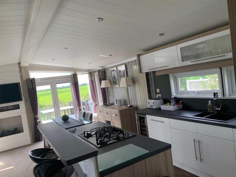 Muscovy Lodge With Hot Tub At Tattershall Lakes Country Park Exterior foto