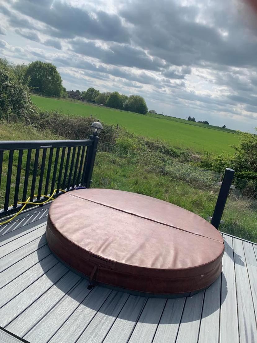 Muscovy Lodge With Hot Tub At Tattershall Lakes Country Park Exterior foto